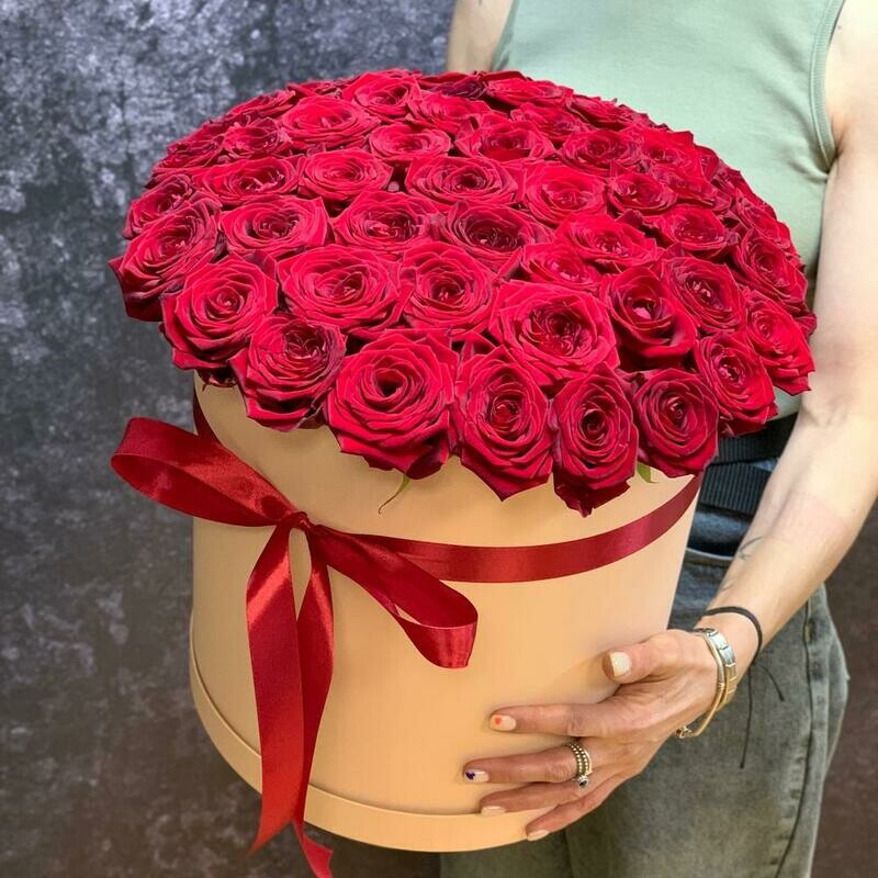 Огромная коробка бархатных роз, цветы в каробке