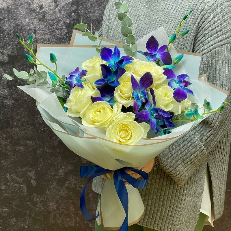 Белые розы с орхидеями дендробиум, стандартный