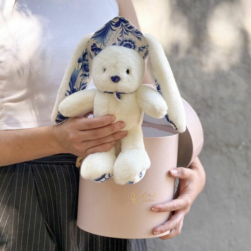 Мягкая игрушка Зайка в кокошнике, стандартный