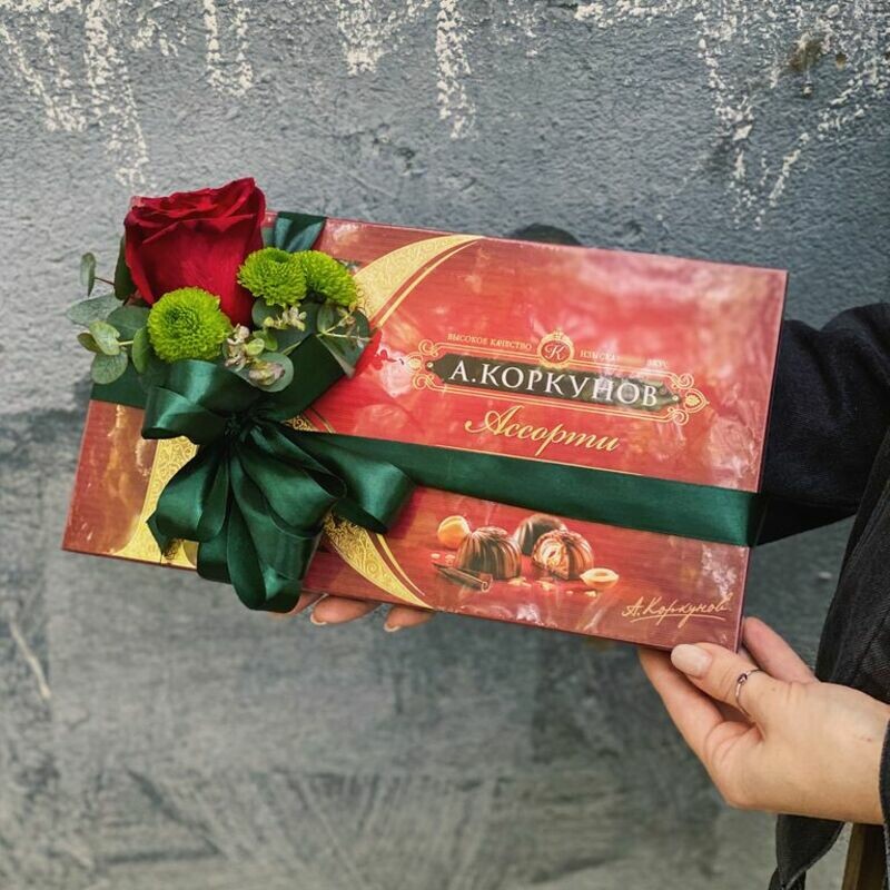 A box of chocolates with a boutonniere, standart
