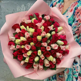 101 roza miks v nezhnoj upakovke