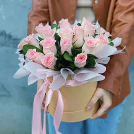 SHlyapnaya korobka iz 19 rozovih roz