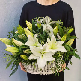 Korzina iz belih lilij