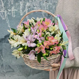 Корзина из альстромерии