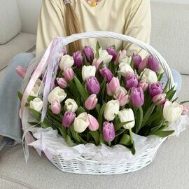 Корзина из 55 тюльпанов