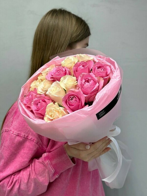 Букет микс из 15 кремовых и розовых роз, стандартный