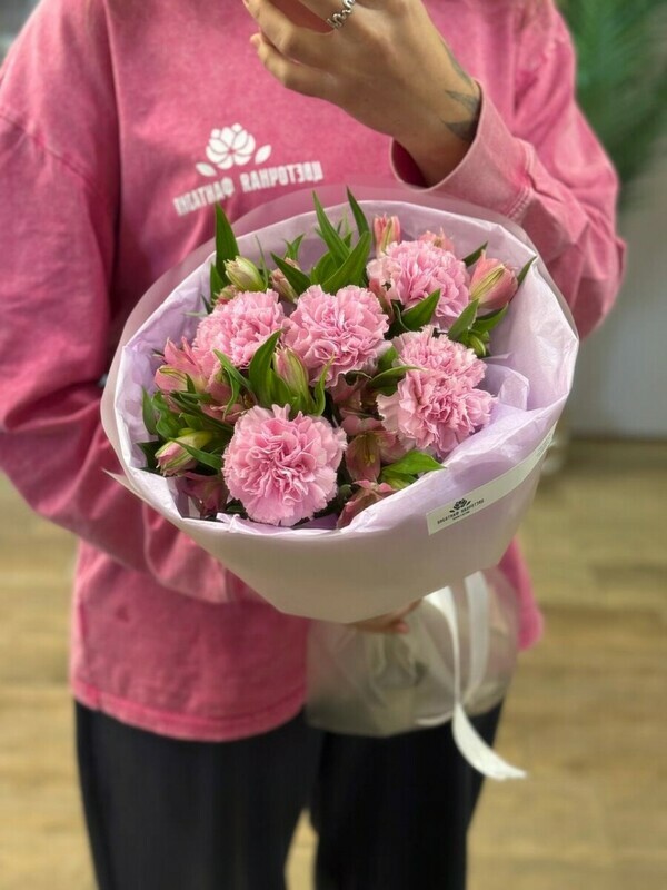 Buket s diantusami i al_stromeriej, standart