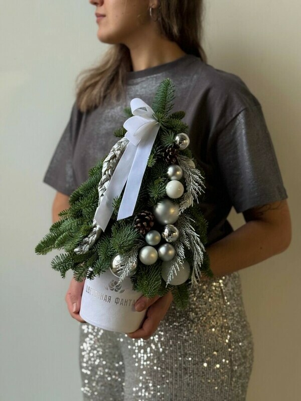 Композиция из нобилиса с серебристым декором , стандартный