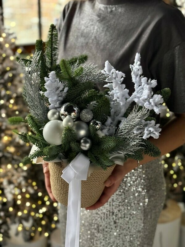 Новогодняя композиция из нобилиса в джутовом кашпо , стандартный