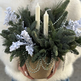 Композиция в кашпо со свечами