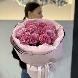 SHikarnij buket iz pionovidnih roz