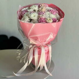 Kruglij buket so stojkoj hrizantemoj