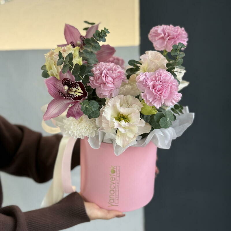 Цветочная композиция с орхидеями, диантусами и эустомой, стандартный