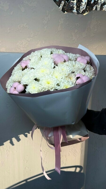 Воздушный букет из кустовых хризантем и хлопка, стандартный