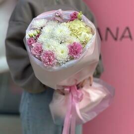 Kruglij buket v nezhnih tonah