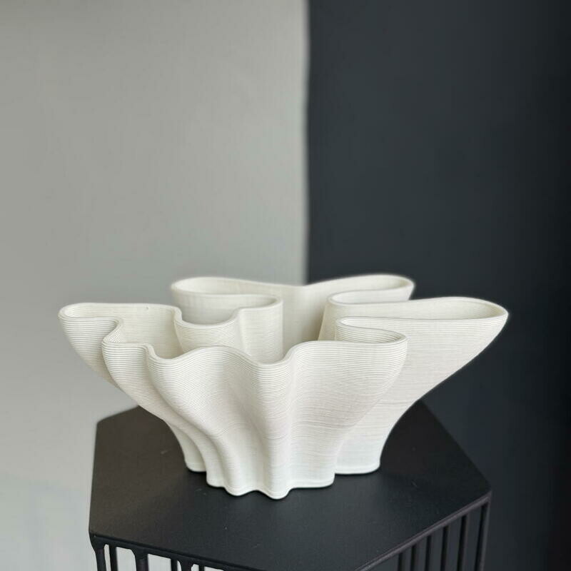 Изящная скульптурная ваза в мягком белом оттенке, ваза