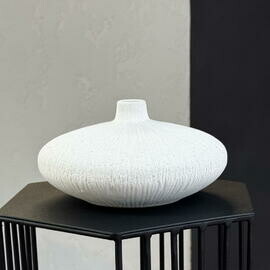 Rel_efnaya glinyanaya vaza