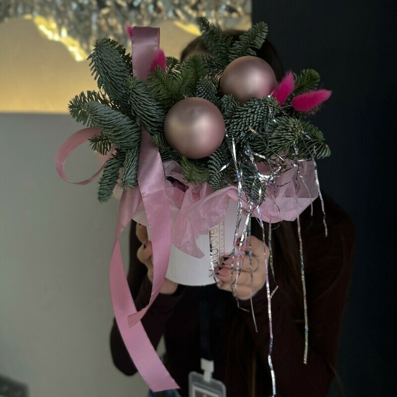 Авторский букет из нобилиса с игрушками, стандартный