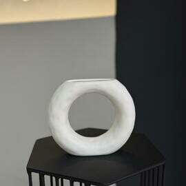 Современная минималистичная ваза в форме «донат»