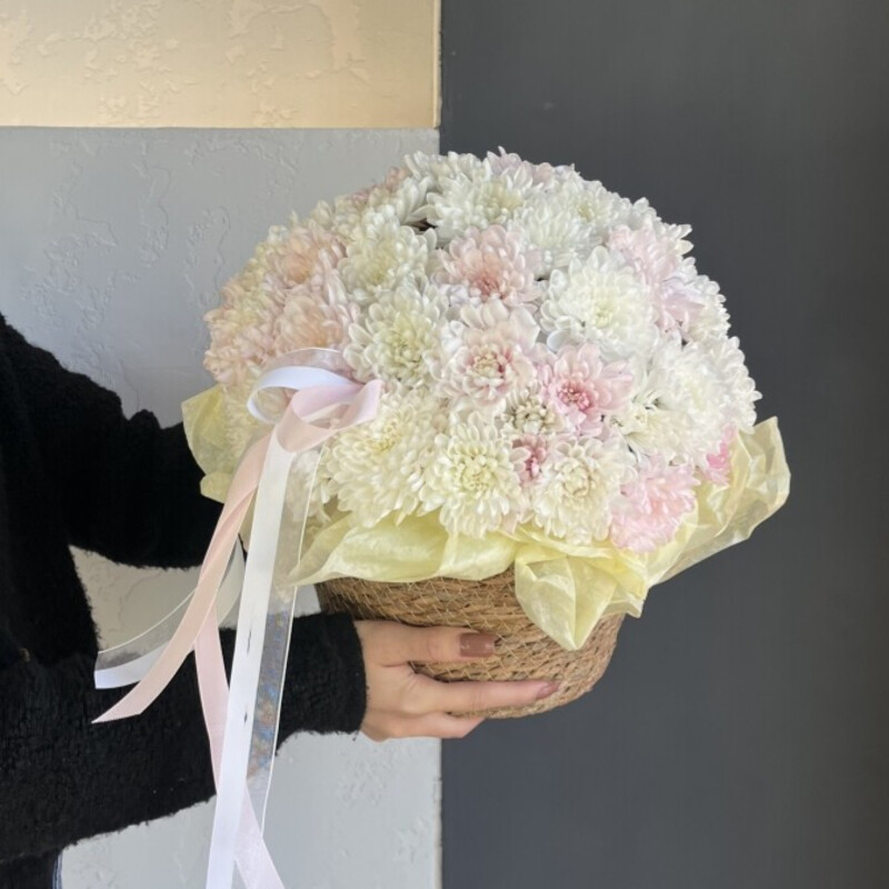 Композиция из стойких хризантем в вязанном кашпо, стандартный