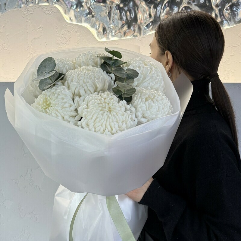 Букет из белых одноголовых хризантем с эвкалиптом, премиум