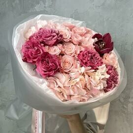 Avtorskij buket s kustovimi rozami, gortenziej i orhideej