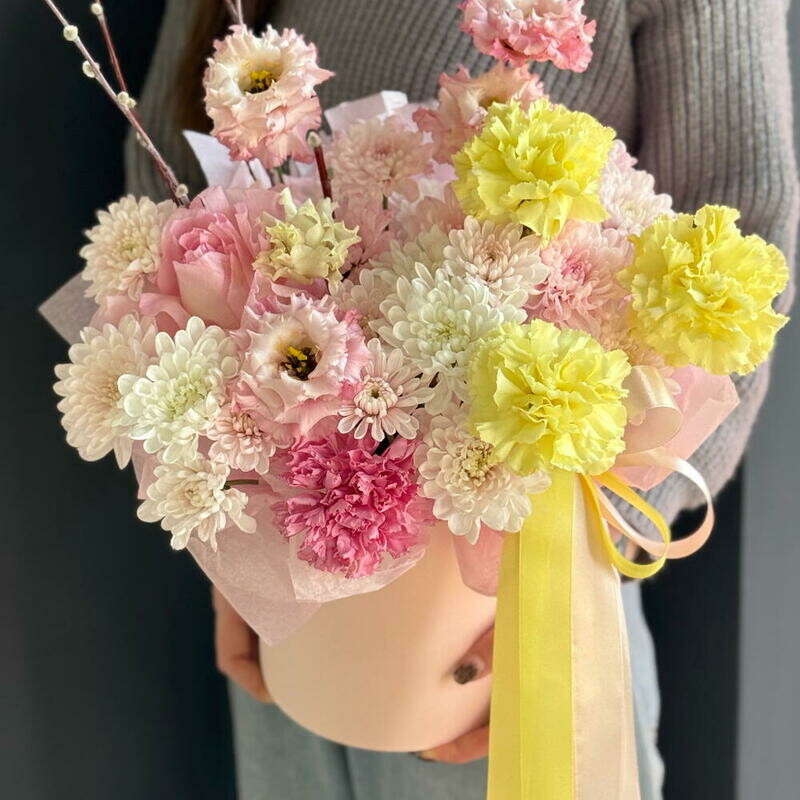 Сборная композиция из кустовой хризантемы с диантусами, стандартный