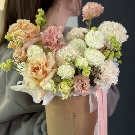 Kompozitciya s rozami i eustomoj