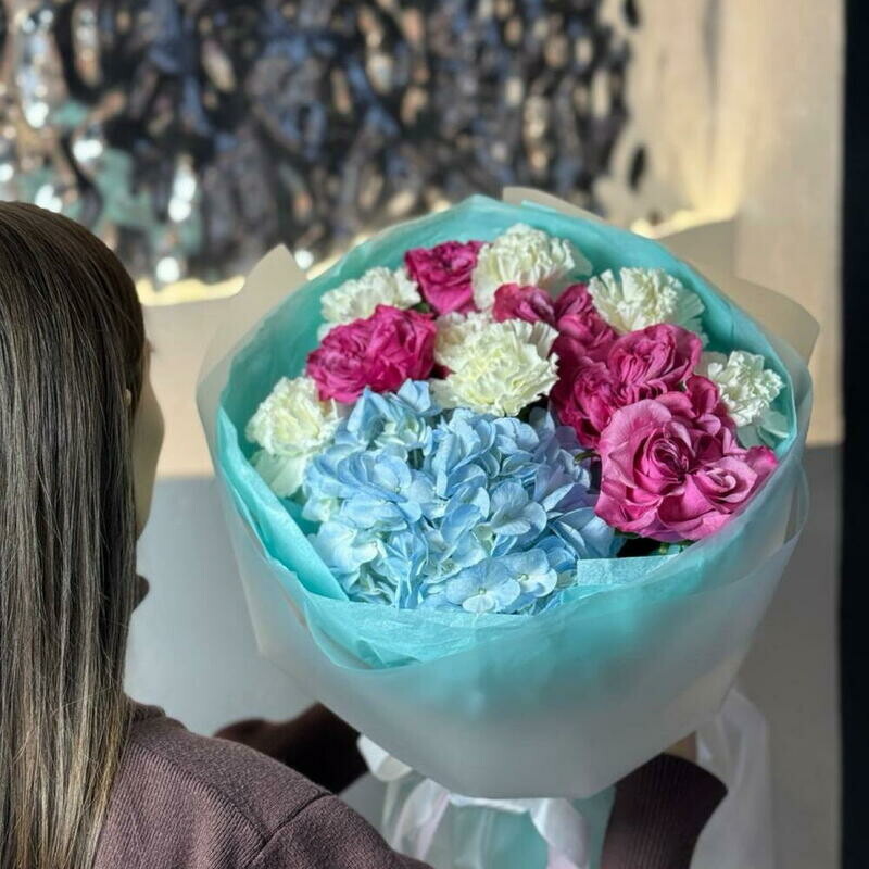 Авторский букет с голубой гортензией, белыми диантусами и розами Кантри Блю, премиум