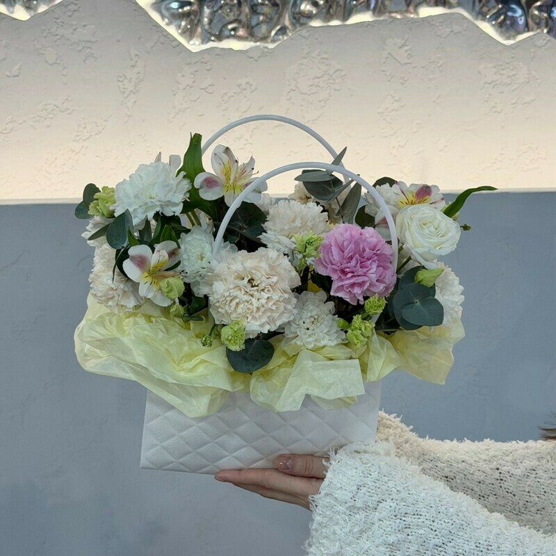 Nezhnaya kompozitciya v svetlih tonah v sumochke, standart