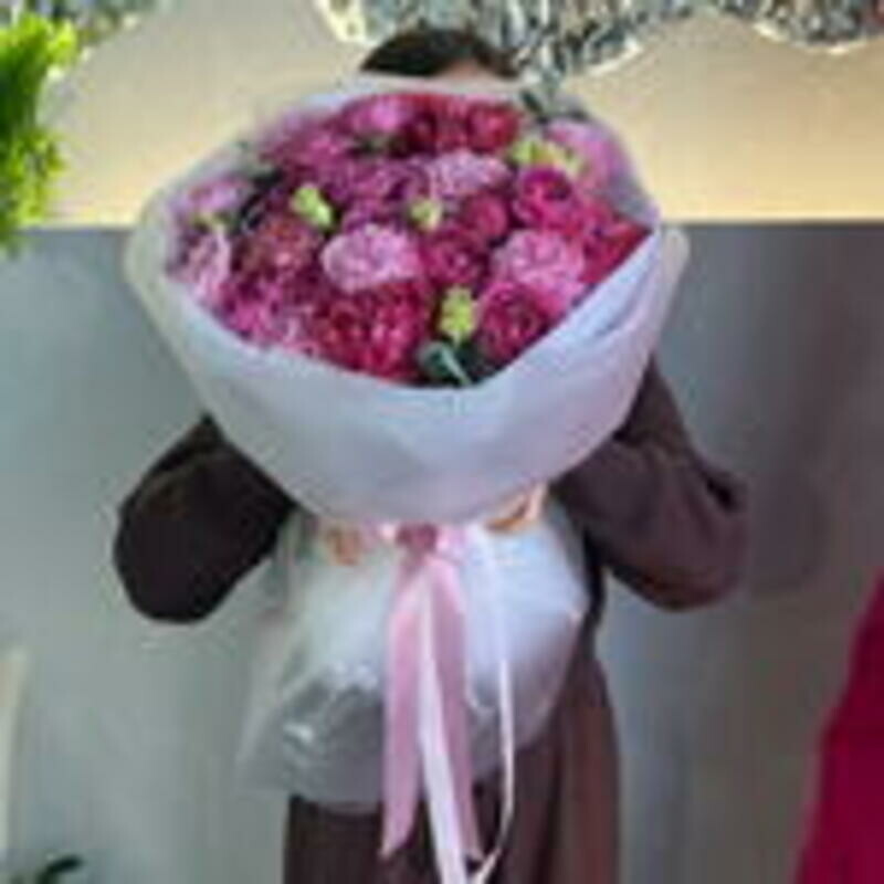 Sbornij buket iz eustomi i pionovidnih roz, standart