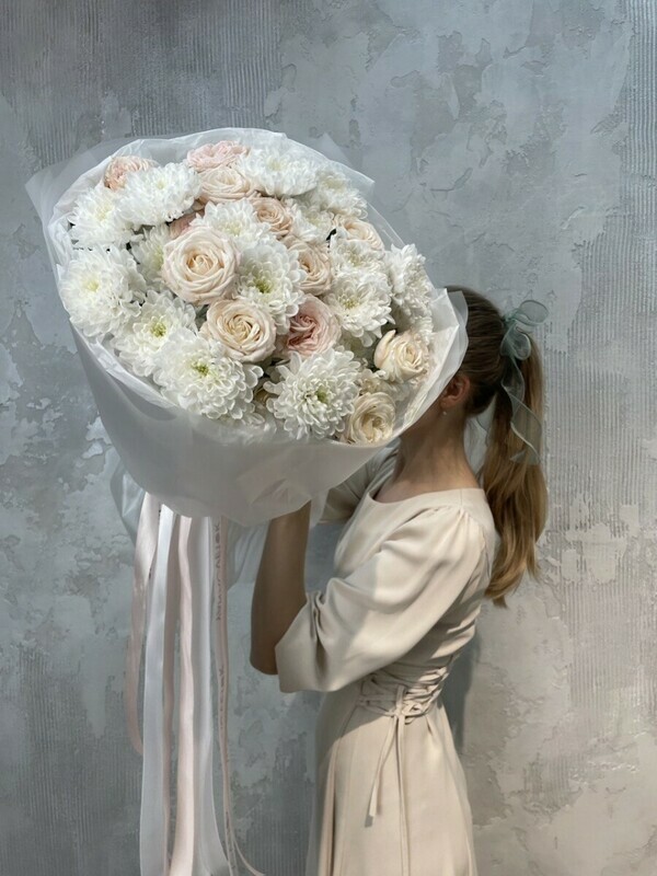 Сборный букет с кустовыми хризантемами и розами, стандартный