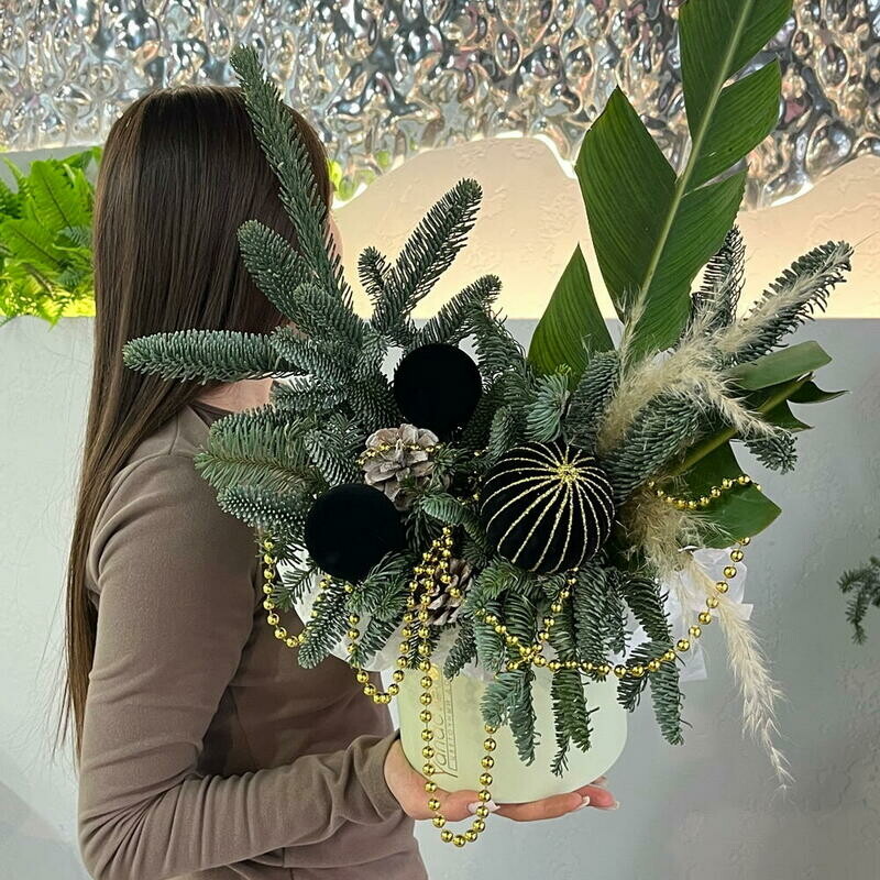 Новогодняя композиция в шляпной коробке со стрелицией, стандартный