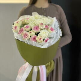 Изысканная композиция из кустовых роз в нежной гамме