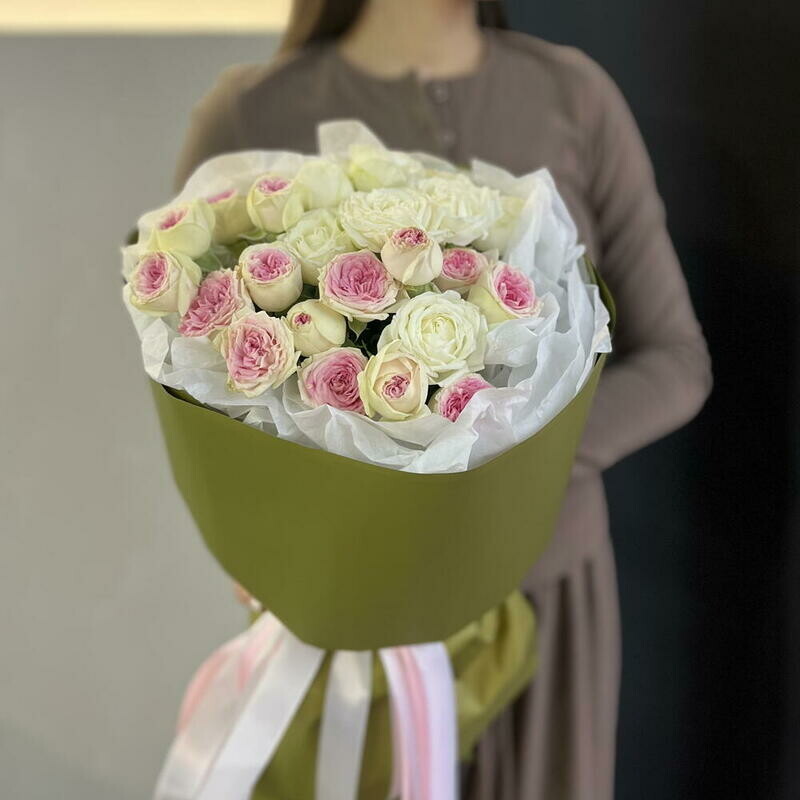 Изысканная композиция из кустовых роз в нежной гамме, монобукет