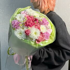 Авторский букет с танацетумом и кустовой розой сорта Сильва Пинк