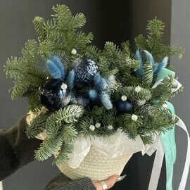 Новогодняя композиция из нобилиса в синих оттенках