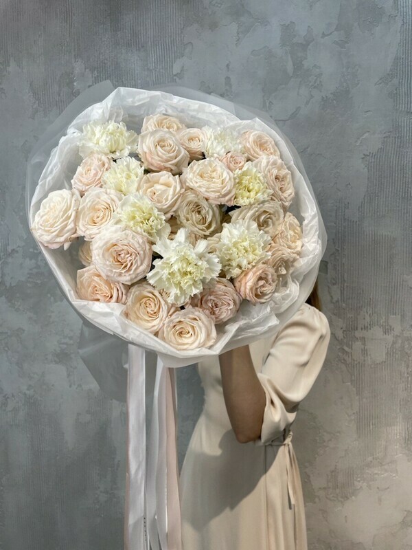 Нежный сборный букет с кустовыми розами и диантусами, стандартный