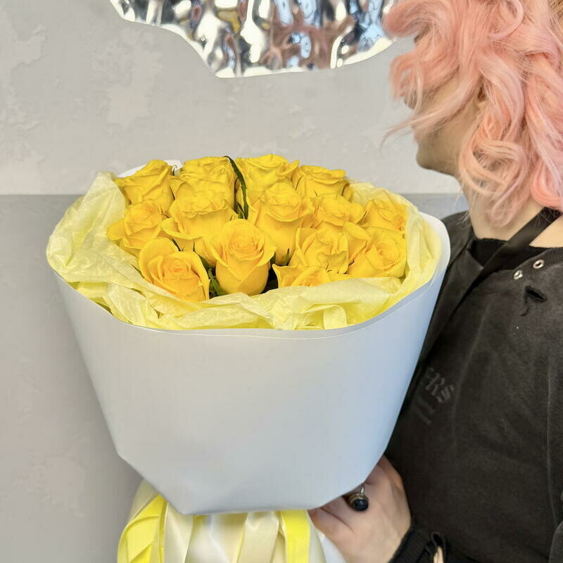 Монобукет из 15 кенийских роз в воздушной упаковке, монобукет желтые розы