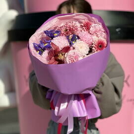 Яркий букет с ирисами и орхидеей