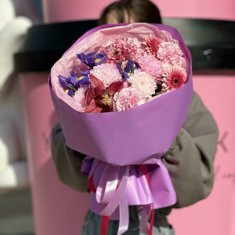 Яркий букет с ирисами и орхидеей, стандартный