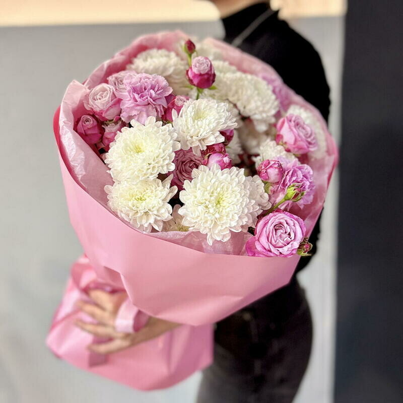 Сборный букет из кустовых роз, диантусов и хризантемы, стандартный