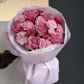 Buket "Val_s" s rozami i diantusami