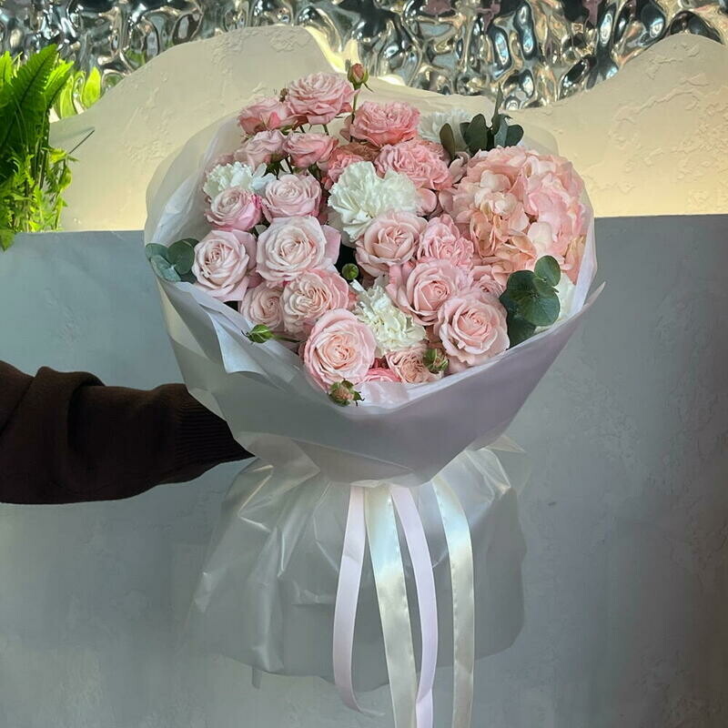 Sbornij buket iz kustovih roz i nezhno rozovoj gortenzii, standart