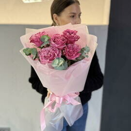 Raskidistij buket s pionovidnimi rozami i aromatnim evkaliptom