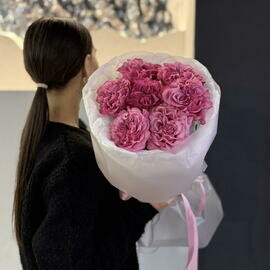 SHikarnij buket iz 7 pionovidnih roz