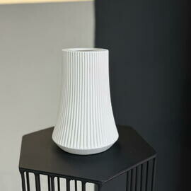 Стильная белая керамическая ваза с рифленой фактурой