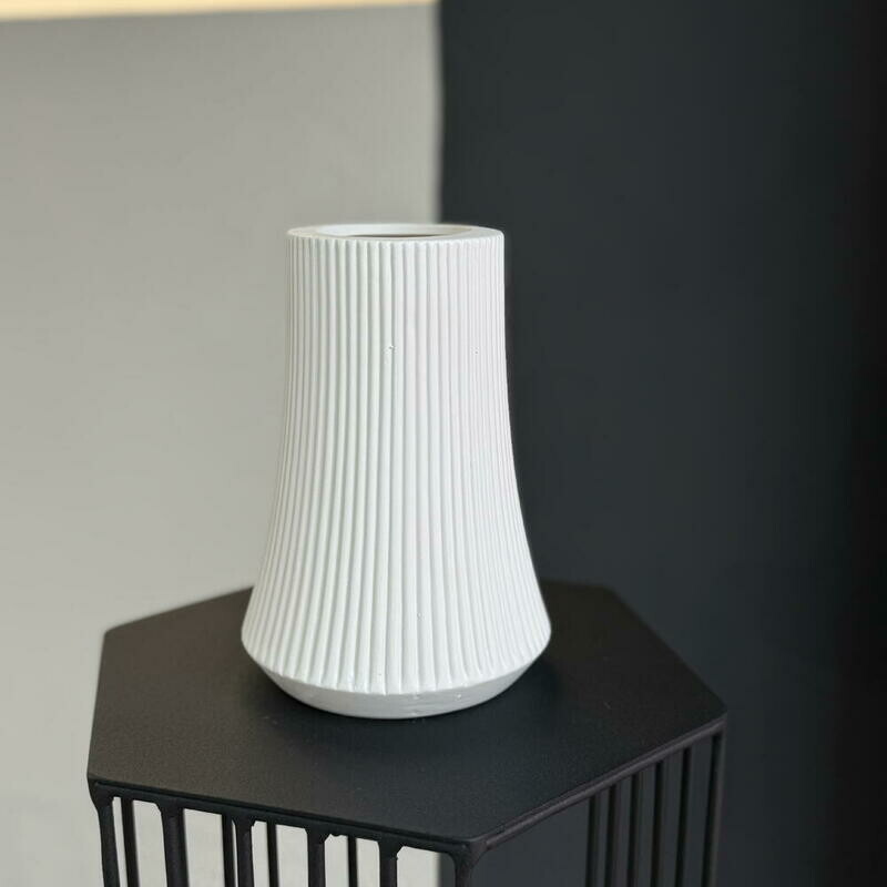 Стильная белая керамическая ваза с рифленой фактурой, ваза