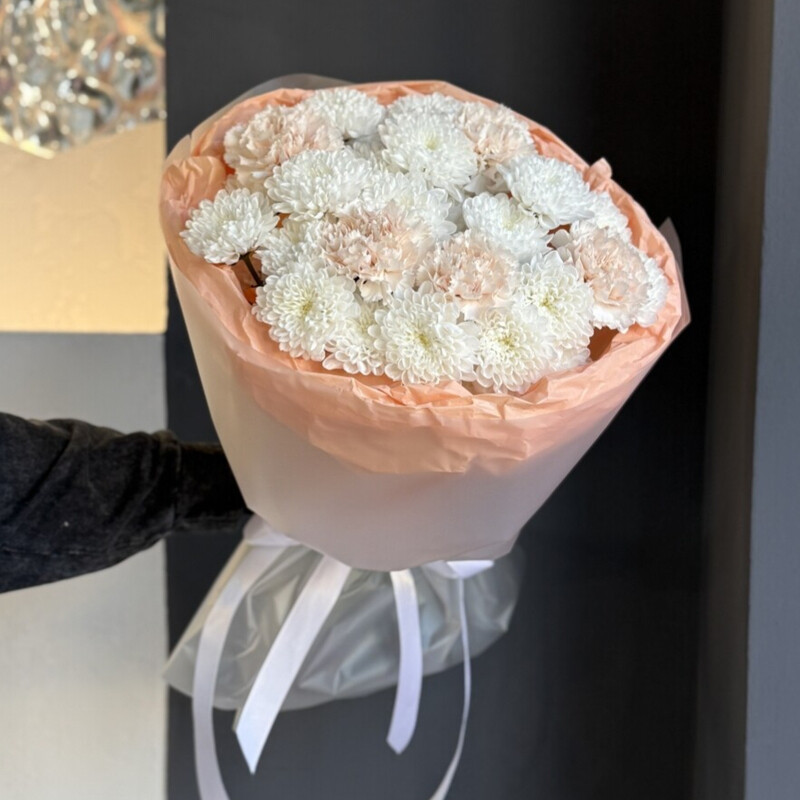 Buket v persikovom ottenke s hrizantemoj i diantusami, standart