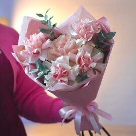 Букет из 5 нежных розовых французских роз и эвкалипта